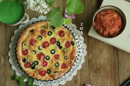A tuna black olive pizza