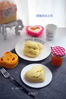 Jelly-cracked toast