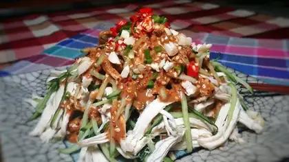 Strange, spicy hands tore chicken