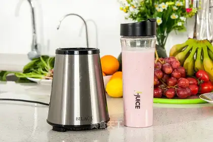 Lemonade, berries, silk-skiing milkshake