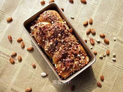 Bread with dried fruit