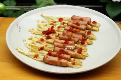 Ham rolls of golden needle mushrooms