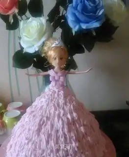 Barbie dolls flipping candy cake