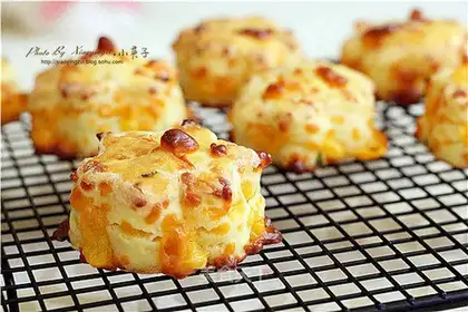 Cheda onion scone