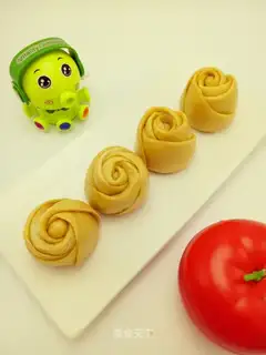 Yellow rose bun