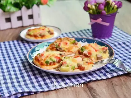 Mini seafood pizza