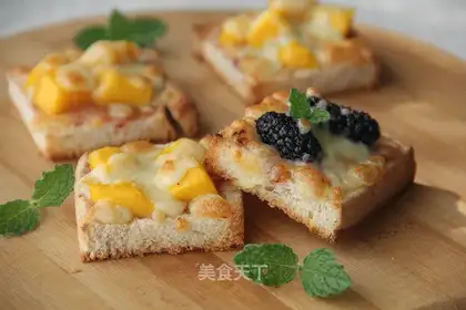 Mini fruit pizza