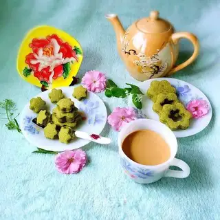 A flower with tea cake
