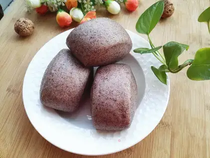 Black rice buns