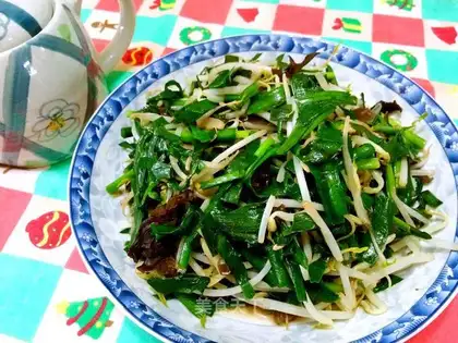 The green bean sprouts, the wood
