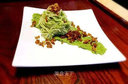 Spaghetti with broccoli sauce