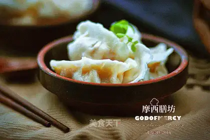 Bean mashed pork dumplings