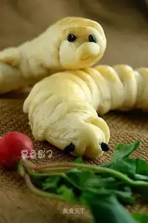 Cherry sauce caterpillar bread