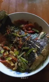 Tomato burns fish tails