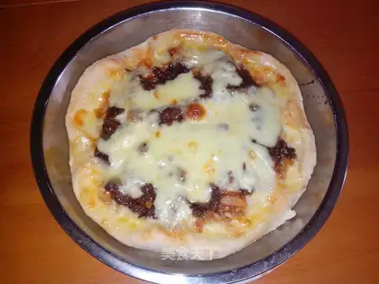 Black pepper beef cheesy pizza