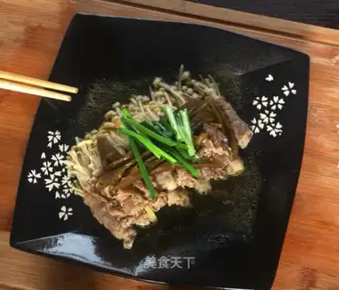 The peppers of gold and mushrooms