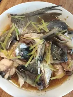 Cleaning the tails of the spa fish