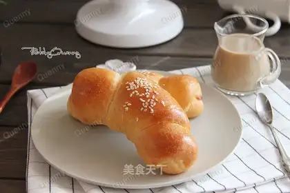 Cranberry cheese rolls