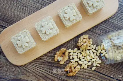 Pine walnut cake