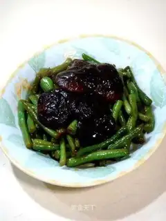 Braised lentils with mushrooms in oyster sauce