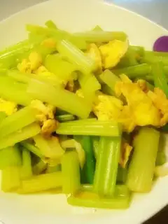 Scrambled eggs with celery