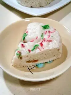 Steamed cake with three powder raisins