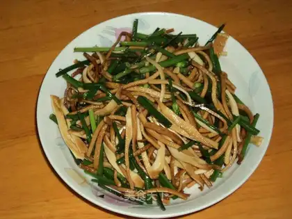stir-fried shredded tofu with leek moss