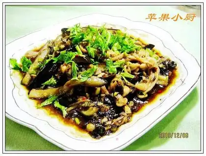Steamed tomato strips with chopped pepper and golden lily