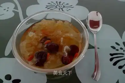 Tremella, red dates, wolfberry and beautifying soup
