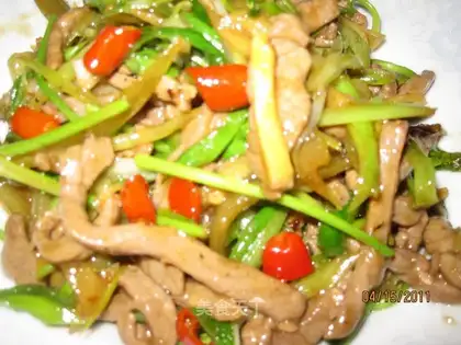 stir-fried beef with wild pepper