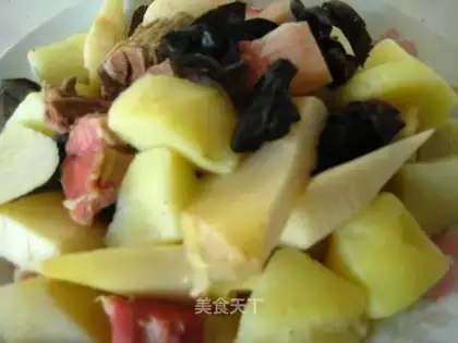 Braised bacon with spring bamboo shoots and potatoes