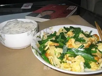 Scrambled eggs with leek and white leaves