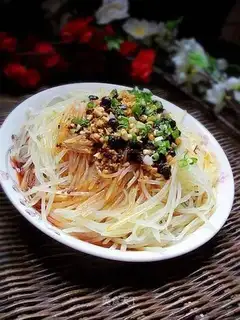 Shredded potatoes with salad