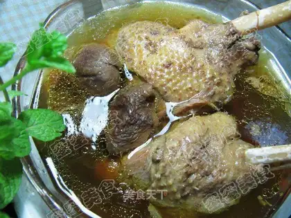 Stewed old duck with red mushrooms