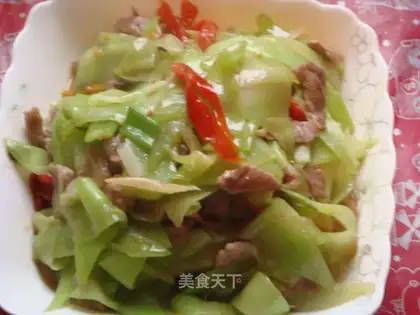 Pickled pepper and lettuce slices