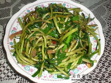 stir-fried bacon with artemisia quinoa