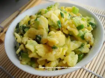 Scrambled eggs with shallot