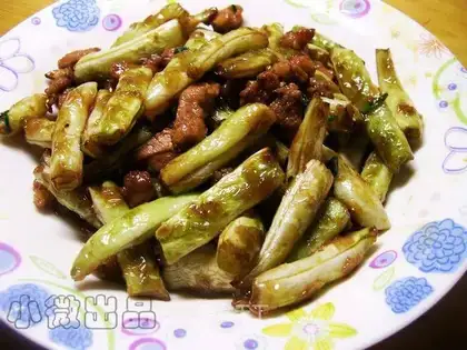 Dry stir-fried green beans