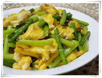 Scrambled eggs with garlic sprouts