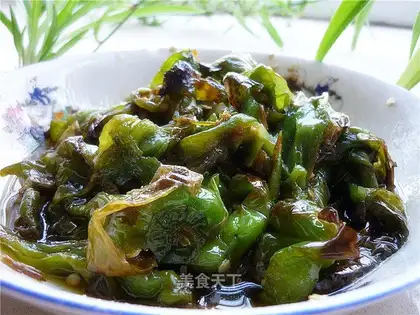 Pour oil on green pepper