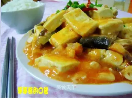 Fish pieces and tofu in tomato sauce