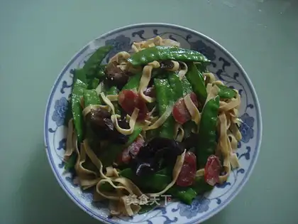 Fried sausage with thousands of lentils