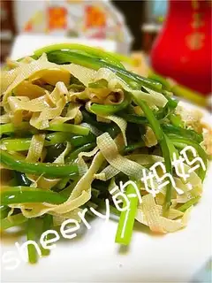 Garlic sprouts mixed with green leaves