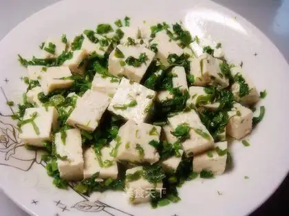 Toona sinensis sprouts mixed with tofu