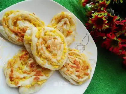 Pan-fried egg and onion roll
