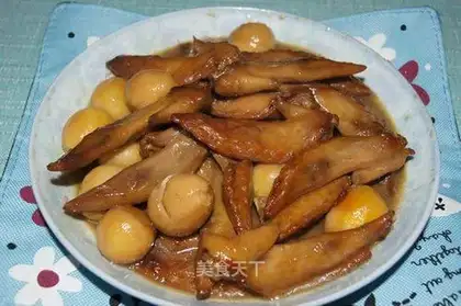 Braised chicken wings with quail eggs