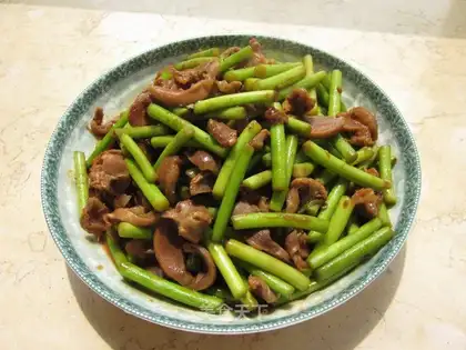 stir-fried chicken gizzards with garlic sprouts