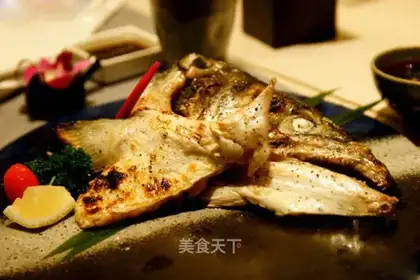 Fried salmon head