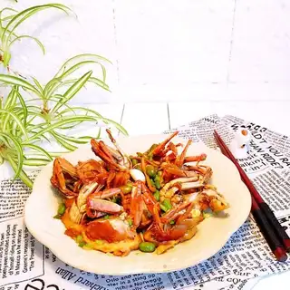 Eggs towing crabs