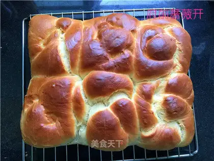 The old-fashioned bread of a swirl lace